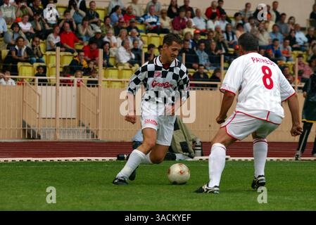 L bis R): Michael Schumacher (GER) Ferrari nimmt Riccardo Patrese (ITA) an. Charity Football Match, Formel 1 Weltmeisterschaft, Rd7, Grand Prix von Monaco, Vorbereitungen, Monte-Carlo, Monaco, 28. Mai 2003..DIGITALES BILD (Credit Image: ©Sutton Motorsports/ZUMA Press) Stockfoto