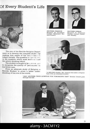 Das Jahrbuch 1965-1966 der Benilde High School zeigt die Schüler, Dozenten, Vereine, Sportveranstaltungen und bemerkenswerte Aktivitäten im Schuljahr. Stockfoto