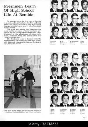 In diesem 1966 Benilde High Yearbook werden Schülerleben, Lehrkräfte, Sportmannschaften und verschiedene Vereine sowie wichtige Veranstaltungen aus dem Schuljahr 1965-1966 vorgestellt. Stockfoto