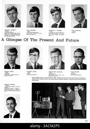 Dieses 1966 Benilde High Yearbook zeigt das Leben der Schüler, akademische Leistungen, Leichtathletik, Teilnahme an Lehrkräften und Schulveranstaltungen aus dem Schuljahr 1965-1966. Stockfoto
