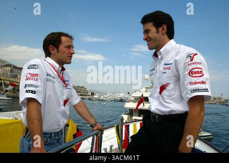 L bis R): Cristiano da Matta (BRA) Toyota und Ricardo Zonta (BRA) Toyota Testfahrer auf dem Toyota Luxusboot. Toyota Media Opportunity, Formel-1-Weltmeisterschaft, Rd7, Monaco Grand Prix, Monte-Carlo, Monaco, 30. Mai 2003..DIGITALES BILD (Credit Image: ©Sutton Motorsports/ZUMA Press) Stockfoto