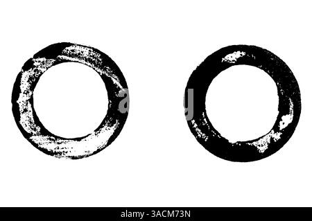 Zwei schmutzige schwarze Abdrücke von zwei Kreisen mit breitem Rand auf weißem Hintergrund Stockfoto