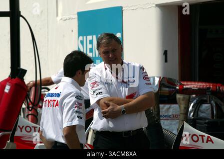 L bis R): Ricardo Zonta (BRA) Toyota Testfahrer und Norbert Kreyer (GER) Toyota Senior General Manager für Race and Test Engineering. Formel-1-Weltmeisterschaft, RD4, Grand Prix von San Marino, Vorbereitungen, Imola, Italien, 17. April 2003..DIGITALES BILD (Credit Image: ©Sutton Motorsports/ZUMA Press) Stockfoto