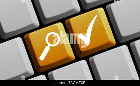 Gelbe Computertastatur mit Vergrößerungsglas zeigt Suche und Suchen an Stockfoto