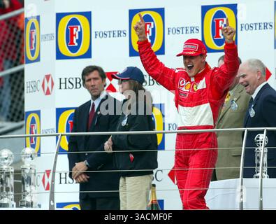 Michael Schumacher (GER) Ferrari feiert Sieg auf dem Podium..Formel-1-Weltmeisterschaft, Rd15, Grand Prix der Vereinigten Staaten, Renntag, Indianapolis, USA, 28. September 2003..DIGITALES BILD (Credit Image: ©Sutton Motorsports/ZUMA Press) Stockfoto