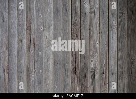 Grauer alter hölzerner Hintergrund mit vertikalen Brettern Stockfoto