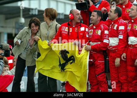 Ferrari-Mechaniker feiern Sieg im parc Ferme. Formel-1-Weltmeisterschaft, Rd15, Grand Prix der Vereinigten Staaten, Renntag, Indianapolis, USA, 28. September 2003..DIGITALES BILD (Credit Image: ©Sutton Motorsports/ZUMA Press) Stockfoto
