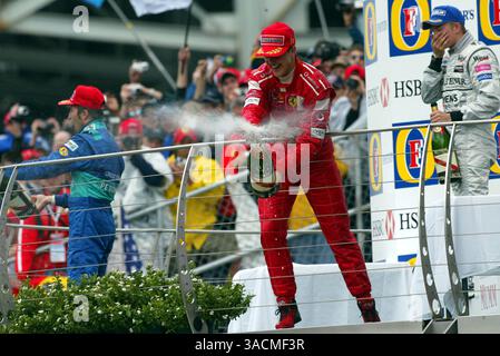 Michael Schumacher (GER) Ferrari feiert Sieg auf dem Podium..Formel-1-Weltmeisterschaft, Rd15, Grand Prix der Vereinigten Staaten, Renntag, Indianapolis, USA, 28. September 2003..DIGITALES BILD (Credit Image: ©Sutton Motorsports/ZUMA Press) Stockfoto