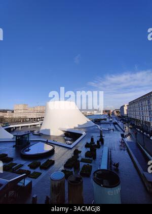 Le Havre, Frankreich, 26. Februar 2025: Ein Fensterblick auf Le Havre mit Oscar Niemeyer's Vulkan, einem mutigen und modernen architektonischen Wahrzeichen in Normand Stockfoto
