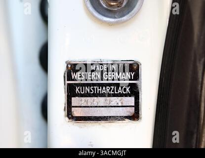 Plakat „Made in Western Germany“ auf Porsche 911 SC. Tür Metallschild mit Seriell. Klassischer Sportwagen, der von 1978 bis 1983 in Deutschland hergestellt wurde. Selektiver lichtwellenleiter Stockfoto