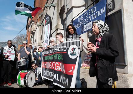 London, Großbritannien. 4. April 2025. Anhänger von Dr. Swee Chai Ang, orthopädischer Chirurg und Gründungsmitglied von Medical Aid for Palestinians, versammeln sich vor dem Londoner Hauptquartier der British Medical Association (BMA), nachdem das BMA eine Einladung für sie zurückzog, auf der jährlichen Medical Students Conference zu sprechen. Swee Chai, 76, überlebte das Massaker von Sabra-Shatila 1982 während der israelischen Invasion im Libanon und gründete später Medical Aid for Palestinians, wo sie sich seither freiwillig meldet. Sie beschuldigte das BMA, die Redefreiheit "zu unterbrechen". Quelle: Ron Fassbender/Alamy Live News Stockfoto