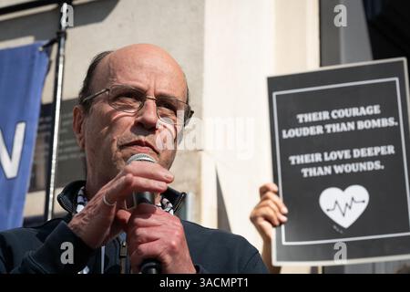 London, Großbritannien. 4. April 2025. Anhänger von Dr. Swee Chai Ang, orthopädischer Chirurg und Gründungsmitglied von Medical Aid for Palestinians, versammeln sich vor dem Londoner Hauptquartier der British Medical Association (BMA), nachdem das BMA eine Einladung für sie zurückzog, auf der jährlichen Medical Students Conference zu sprechen. Swee Chai, 76, überlebte das Massaker von Sabra-Shatila 1982 während der israelischen Invasion im Libanon und gründete später Medical Aid for Palestinians, wo sie sich seither freiwillig meldet. Sie beschuldigte das BMA, die Redefreiheit "zu unterbrechen". Quelle: Ron Fassbender/Alamy Live News Stockfoto