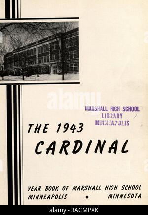 Dieses Kardinaljahrbuch 1943 der Marshall High School zeigt Studenten, Dozenten, Sport, Vereine und andere wichtige Veranstaltungen aus dem akademischen Jahr 1942-1943. Stockfoto