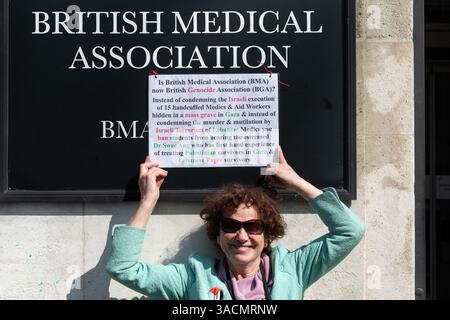 London, Großbritannien. 4. April 2025. Anhänger von Dr. Swee Chai Ang, orthopädischer Chirurg und Gründungsmitglied von Medical Aid for Palestinians, versammeln sich vor dem Londoner Hauptquartier der British Medical Association (BMA), nachdem das BMA eine Einladung für sie zurückzog, auf der jährlichen Medical Students Conference zu sprechen. Swee Chai, 76, überlebte das Massaker von Sabra-Shatila 1982 während der israelischen Invasion im Libanon und gründete später Medical Aid for Palestinians, wo sie sich seither freiwillig meldet. Sie beschuldigte das BMA, die Redefreiheit "zu unterbrechen". Quelle: Ron Fassbender/Alamy Live News Stockfoto