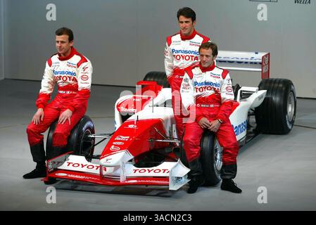 Der brandneue Toyota TF103 wird vorgestellt. L-R; Oliver Panis (FRA), 2003 Toyota Testfahrer Ricardo Zonta (BRA) und Cristiano da Matta (BRA)..Toyota Formula One Launch, Paul Ricard, Frankreich, 8. Januar 2003..DIGITALES BILD (Credit Image: ©Sutton Motorsports/ZUMA Press) Stockfoto