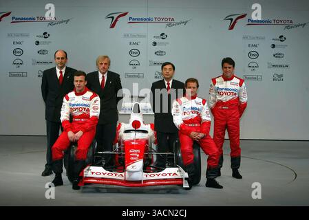 L-R) Luca Marmorini (ITA) Projektleiter F1 Engine, Olivier Panis (FRA), Gustav Brunner (AUT) Toyota Designer, Toyota TF103 Auto, Keizo Takahashi (JPN) Toyota technischer Koordinator, Cristiano da Matta (BRA), Ricardo Zonta (BRA) Toyota Test Driver..Toyota FORMULA FORMULA One Launch, Paul Ricard, Frankreich Bild SUMA, Frankreich © 2003/Motorsport (SUMA, Frankreich: DIGITAL Image. Stockfoto
