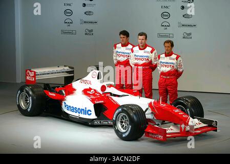 Der brandneue Toyota TF103 wird vorgestellt. L-R; 2003 Toyota Testfahrer Ricardo Zonta (BRA), Oliver Panis (FRA) und Cristiano da Matta (BRA)..Toyota Formula One Launch, Paul Ricard, Frankreich, 8. Januar 2003..DIGITALES BILD (Credit Image: ©Sutton Motorsports/ZUMA Press) Stockfoto