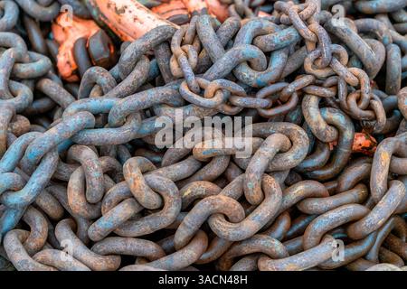 Detailaufnahme verdrehter rostiger Ketten Stockfoto