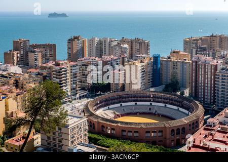 Blick auf die Plaza de Toros de Ronda La Malagueta (Stierring) aus Sicht der Burg Gibralfaro, Malaga, Andalusien in Spanien Stockfoto