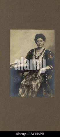 Das Stanley Hall Jahrbuch 1910, „The Moccasin“, bietet einen historischen Überblick über die Schüler, Lehrer und Aktivitäten des Schuljahres 1909-1910. Stockfoto