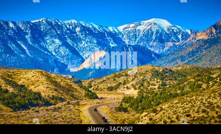 Aus der Vogelperspektive des Mt. Charleston Road und der schneebedeckten Gipfel in Nevada Stockfoto