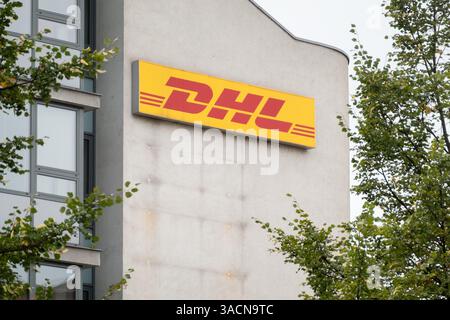 OSTRAVA, TSCHECHIEN - 20. OKTOBER 2023: Banner der Firma DHL über das Bauen hinter Bäumen Stockfoto