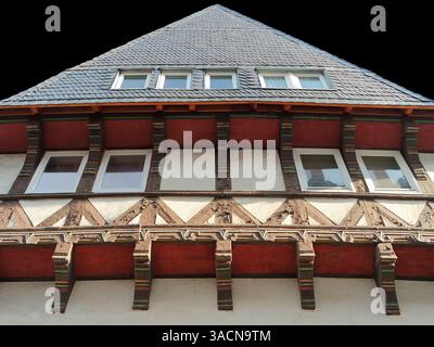 Fachwerkhausgiebel mit Schieferdach Stockfoto