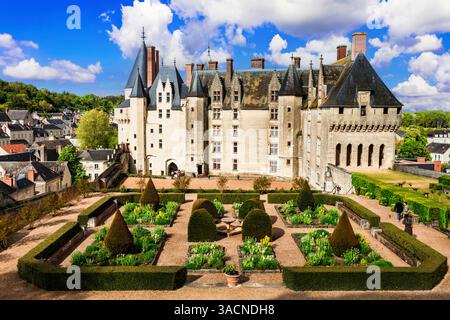 Französische Kulturdenkmäler und historische Wahrzeichen. Berühmte Schlösser im Loire-Tal - beeindruckendes Schloss Langeais mit wunderschönen Gärten Stockfoto