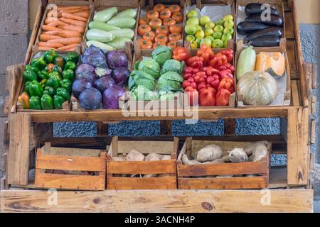 Obst und Gemüse vor einem Geschäft, Stockfoto