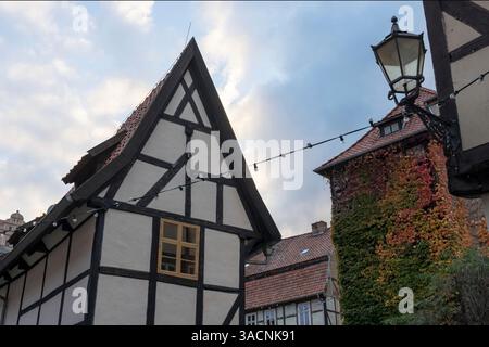 Historisches Fachwerkhaus und Giebeldach mit Herbstlaub in Quedlinburg, Sachsen-Anhalt, Deutschland, Stockfoto