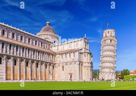 Pisa, Italien - 5. Mai 2024: Schiefer Turm von Pisa und Kathedrale von Pisa bei Sonnenaufgang. Stockfoto