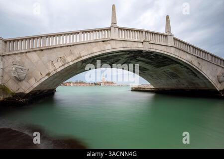 San Giorgio Maggiore unter der Brücke Ponte San Biasio delle Catene in Venedig Stockfoto