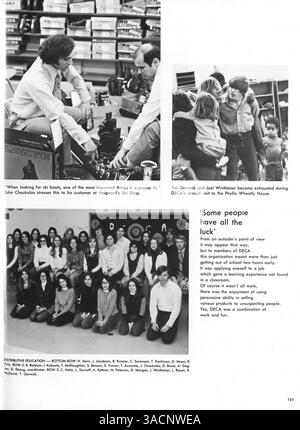 Das Jahrbuch „Echowan“ 1972 der St. Louis Park High School dokumentiert die Ereignisse der Schule, vom Sport bis zu Studentenclubs, und dokumentiert das akademische Jahr 1971-1972. Stockfoto