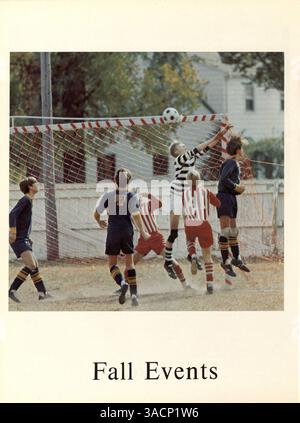 Dieses Jahrbuch der High School erfasst die Schüler, Lehrkräfte, Vereine, Leichtathletik und andere Veranstaltungen aus dem Schuljahr 1969-1970 an der Breck School und bietet einen Schnappschuss der Gemeinschaft während dieser Zeit. Stockfoto