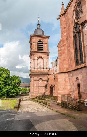 Die Kathedrale von Saint-die-des-Vosges, eine Gemeinde im Departement Vogesen, Grand Est, Nordosten Frankreichs Stockfoto