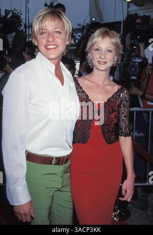 Juli 1997 – Westwood, CA, USA – US-amerikanische Schauspielerin und Stand-up-Comedian ELLEN LEE DEGENERES (* 26. Januar 1958) mit Schauspielerin ANNE HECHE bei der Contact Premiere (Foto: © Kathy Hutchins/ZUMA Press) Stockfoto