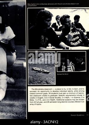 Das Minnehaha Academy Yearbook 1984 bietet einen umfassenden Einblick in das Schuljahr mit Schülern, Lehrern, Vereinen, Leichtathletik, und bedeutende Ereignisse von 1983-1984. Stockfoto
