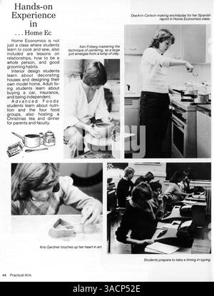 Das Jahrbuch 1984 der Minnehaha Academy enthält Erinnerungen und Veranstaltungen aus dem Schuljahr 1983-1984, wie Sportveranstaltungen, akademische Leistungen und das Leben der Schüler. Stockfoto