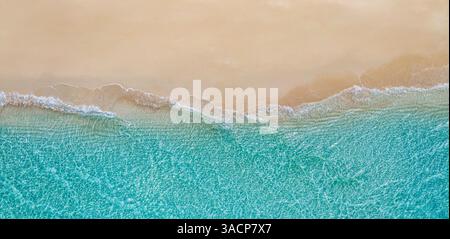 Fantastischer Blick von oben auf den wunderschönen tropischen weißen Sandstrand mit Wellenschaum und transparentem Meer, Sommerurlaub und Reisehintergrund Kopierraum Stockfoto
