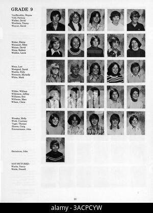 Dieses Jahrbuch 1978 von Minnetonka East Jr. Die Höhepunkte sind das Schülerleben, die Lehrkräfte, die Leichtathletik und die wichtigsten Veranstaltungen des Schuljahres 1977-1978 und bieten einen Einblick in die Erfahrungen der Gemeinschaft. Stockfoto