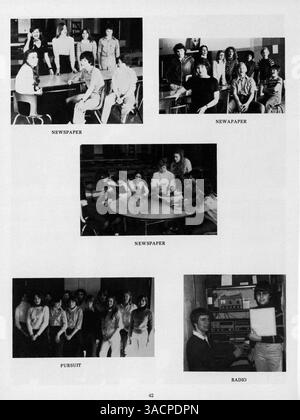 Dieses Jahrbuch 1978 von Minnetonka East Jr. High bietet eine Reihe von Inhalten aus dem Schuljahr 1977-1978, darunter Schülerporträts, Lehrkräfte, Leichtathletik und Schulveranstaltungen. Stockfoto