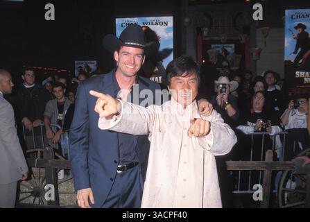 23. Mai 2000: Hollywood, Kalifornien, USA: Regisseur TOM DEY mit Schauspieler JACKIE CHAN bei der Shanghai Noon Premiere. (Bild: © Kathy Hutchins/ZUMA Press) Stockfoto