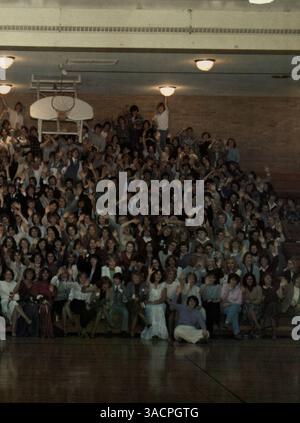 Das Robbinsdale High School Jahrbuch von 1982 dokumentiert die Schüler, Lehrer, Vereine, Leichtathletik und Veranstaltungen des Schuljahres 1981-1982. Stockfoto