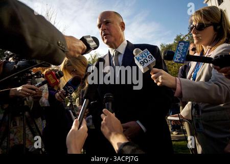November 2007 - Sacramento, Kalifornien, USA - Staatsanwalt JERRY BROWN beantwortet Fragen, nachdem der kalifornische Gouverneur Arnold Schwarzennegger bekannt gegeben hat, dass Kalifornien eine Klage gegen die US-Umweltschutzbehörde (EPA) eingereicht hat, weil sie nicht auf den Antrag auf Befreiung von Auspuffemissionen Kaliforniens reagiert hat (Credit Image: © Afton Almaraz/ZUMA Press) Stockfoto
