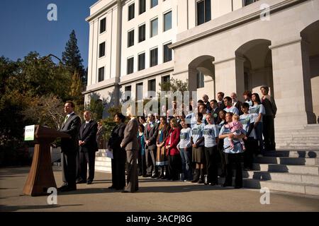 8. November 2007 - Sacramento, Kalifornien, USA - Gouverneur ARNOLD SCHWARZENEGGER, neben LINDA ADAMS, MARY NICHOLS von der Luftqualitätskontrollbehörde und Generalstaatsanwalt JERRY BROWN, gaben bekannt, dass Kalifornien eine Klage gegen die US-Umweltschutzbehörde (EPA) eingereicht habe, weil sie während der Rede der EPA in Sacr nicht auf kalifornische Auspuffemissionen reagiert habe. Calif., am 8. November 2007. (Foto: © Afton Almaraz/ZUMA Press) Stockfoto