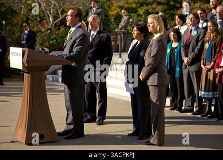 8. November 2007 - Sacramento, Kalifornien, USA - Gouverneur ARNOLD SCHWARZENEGGER, neben LINDA ADAMS, MARY NICHOLS von der Luftqualitätskontrollbehörde und Generalstaatsanwalt JERRY BROWN, gaben bekannt, dass Kalifornien eine Klage gegen die US-Umweltschutzbehörde (EPA) eingereicht habe, weil sie während der Rede der EPA in Sacr nicht auf kalifornische Auspuffemissionen reagiert habe. Calif., am 8. November 2007. (Foto: © Afton Almaraz/ZUMA Press) Stockfoto