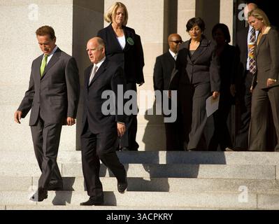 8. November 2007 - Sacramento, Kalifornien, USA - Gouverneur ARNOLD SCHWARZENEGGER und Generalstaatsanwalt JERRY BROWN gehen die Kapitolstufen hinunter, um die Rede der EPA vorzubereiten. Der Gouverneur gab bekannt, dass Kalifornien eine Klage gegen die US-Umweltschutzbehörde EPA eingereicht hat, weil sie nicht auf den Antrag Kaliforniens auf Auspuffemissionen reagiert hat. (Foto: © Afton Almaraz/ZUMA Press) Stockfoto