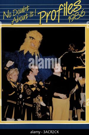 Das Kennedy High Yearbook 1986 erfasst Schüler- und Lehrerprofile, sportliche Veranstaltungen und Vereins-Highlights aus dem Schuljahr 1985-1986. Stockfoto