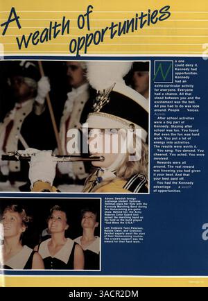 Das Kennedy High Yearbook 1986 enthält Profile von Studenten und Dozenten sowie Highlights von Sportveranstaltungen, Schulclubs und wichtigen Momenten aus dem Schuljahr 1985-1986. Stockfoto