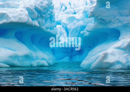Antarktis, Cuverville Island. Nahaufnahme des Eisbergs. ©Cathy & Gordon Illg / Jaynes Gallery / DanitaDelimont.com Stockfoto